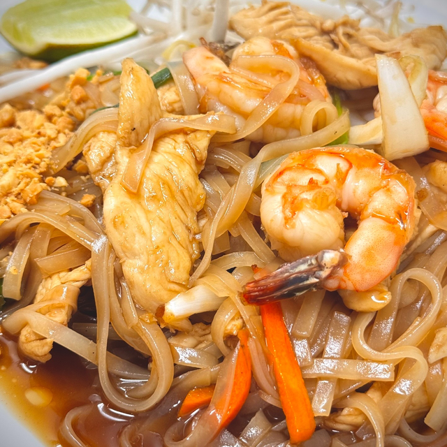 T4. Chicken & Shrimp Pad Thai (Pad DB).