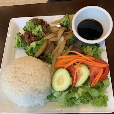C18. StirFry Bo & Broccoli w/ Rice (Com Bo Bong Cai).