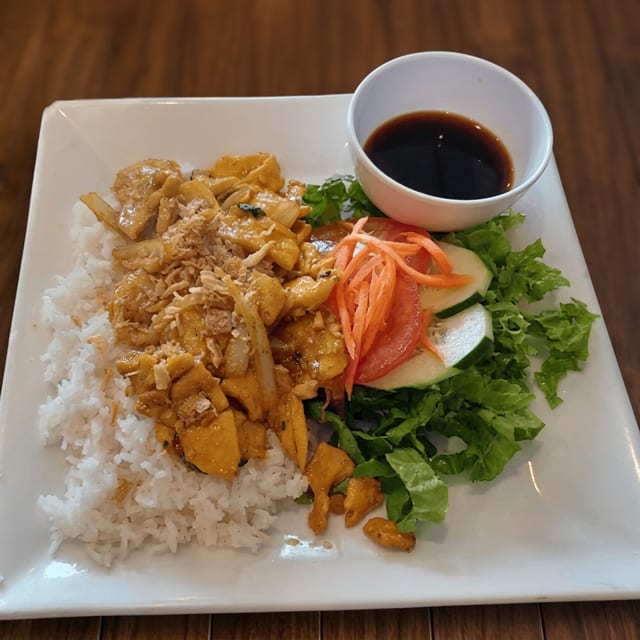 C13. StirFry Lemongrass Chicken w/ Rice (Com Ga Xao Xa).