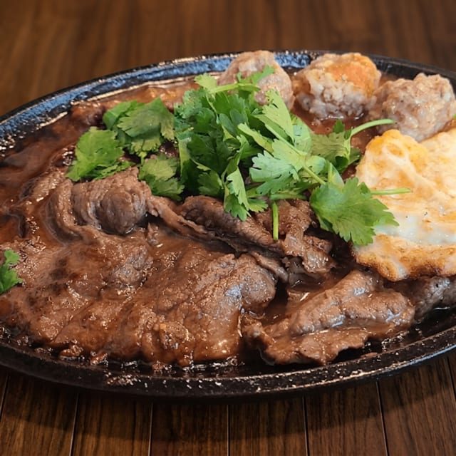 S8. Sizzling Beef Steak, Pork & Fried Egg w/ Bread (Bo Ne).