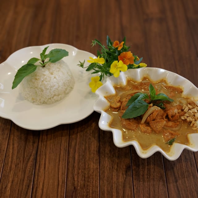 C19. Chicken Curry w/ Rice (Com Curry Ga).