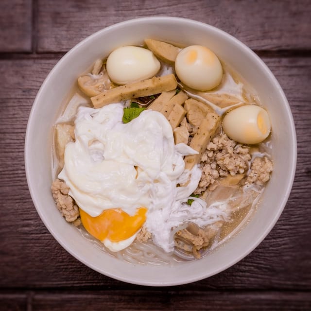 T15. Fried Quails Egg w/ Egg Noodle Soup (Mi Chim Cut).