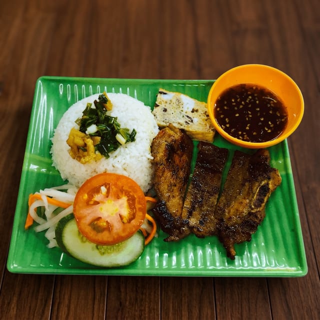 C3. Grilled Beef w/ Rice (Com Bo).